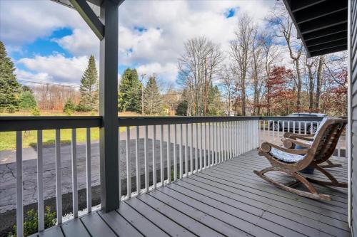 Ein Balkon oder eine Terrasse in der Unterkunft Heart of Pocono Mtn 3bd 2ba Gameroom Pocono Raceway