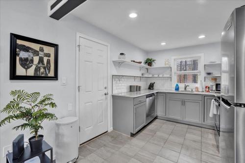 Küche/Küchenzeile in der Unterkunft Heart of Pocono Mtn 3bd 2ba Gameroom Pocono Raceway