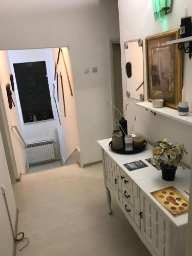 łazienka z blatem, umywalką i lustrem w obiekcie Prenociste Chardak w mieście Tuzla
