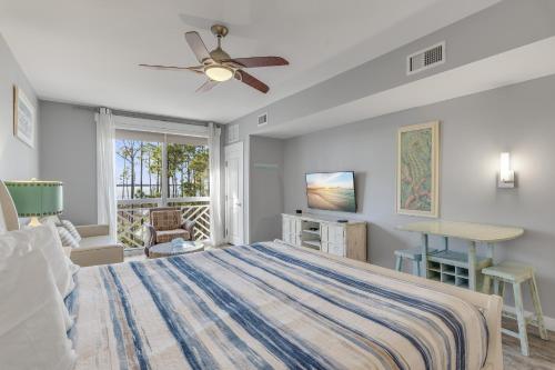 une chambre avec un lit et un ventilateur de plafond dans l'établissement Sandestin Resort Bahia-Elation by Tufan, à Destin