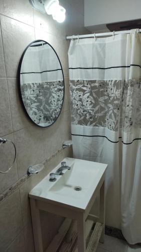 uma casa de banho com um lavatório e um espelho em Departamento en Necochea em Necochea