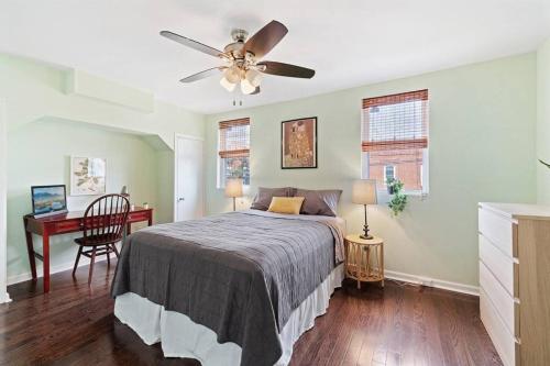 - une chambre avec un lit et un ventilateur de plafond dans l'établissement Double Decker Roofdeck Gorgeous View in Passyunk, à Philadelphie