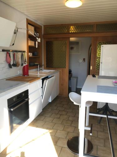 a kitchen with a sink and a table and a counter at Apartment in Gelb, mit Balkon, Kamin, 50 Schritte zu Radweg, ideal for Long Stay, 4 Singles in Single Rooms in Mainstockheim
