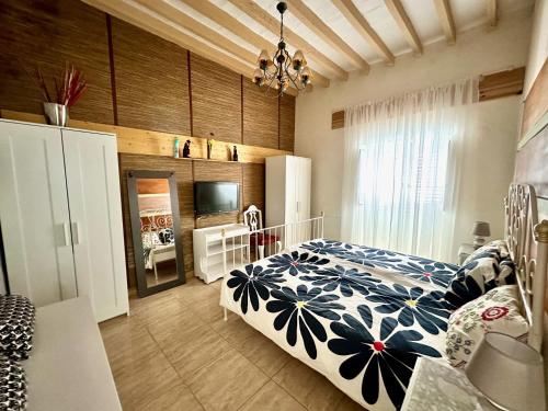 1 dormitorio con 1 cama y TV en Casa Estrada Coastal Haven en Caleta de Interián