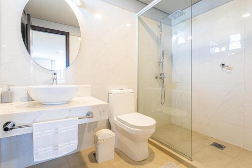 Un baño con inodoro, lavabo y ducha. en Spacious & unbeatable location, en Asunción