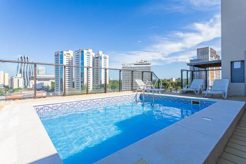 una piscina en la azotea de un edificio en Spacious & unbeatable location, en Asunción