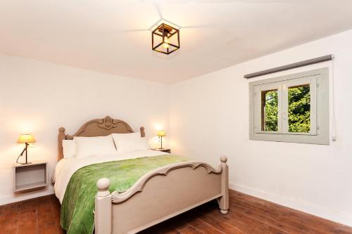 a bedroom with a bed and a window at Caserío El Ronzón in Camoca de Abajo