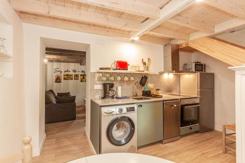 a kitchen with a washer and dryer in a room at Caserío El Ronzón in Camoca de Abajo