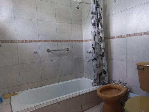 a bathroom with a bath tub and a toilet at Departamento Zona Sur in Salta