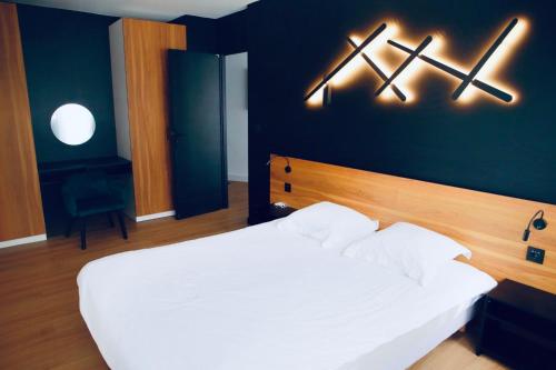 1 dormitorio con cama blanca y pared azul en Alison's Suite, en Thonon-les-Bains