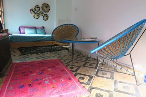 a living room with a bed and chairs and a rug at Apartamento en el corazón de la Medina in Tetouan