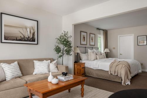 Shanty Bay的住宿－Horseshoe Valley Suites - The Elm，客厅配有床和沙发