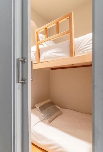 a bunk bed room with two bunk beds at Casa Concha Apartamentos in Calella de Palafrugell