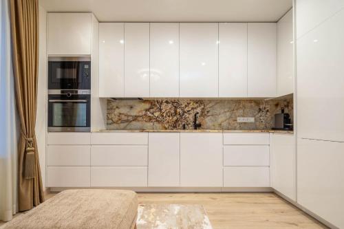 O bucătărie sau chicinetă la Luxury new home in the center of the Old Town
