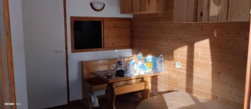 una camera con un piccolo tavolo in legno di Studio Valfrejus Les Melezets1 a Modane