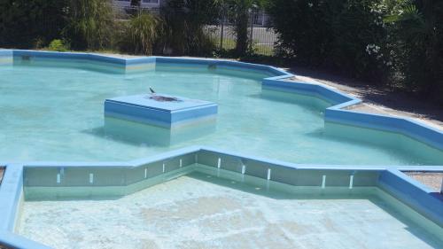 a large pool of water in a yard at Apple Motor Inn in Hastings