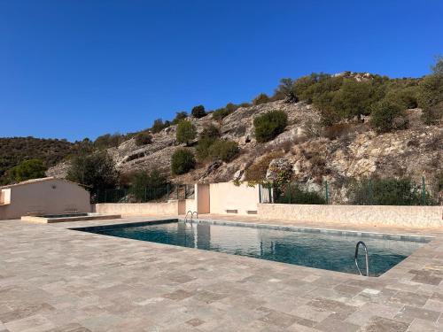 - une piscine en face d'une montagne dans l'établissement Appartement Studio ADRIAN - Climatisé - proche du village - piscine - tennis, au Plan-de-la-Tour