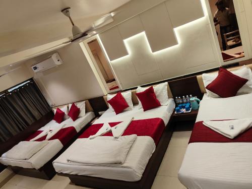 Katil atau katil-katil dalam bilik di Hotel Anand Palace
