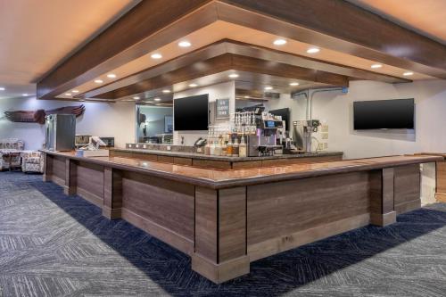 a bar in a hotel room with a counter at Hilton Vacation Club Tahoe Seasons Lake Tahoe in South Lake Tahoe