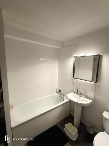 une salle de bain avec une baignoire, un lavabo et des toilettes dans l'établissement Studio détente bien être, à La Tour-du-Pin