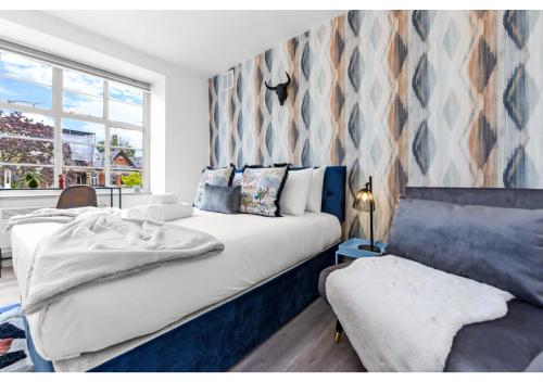 1 dormitorio con 1 cama extragrande y ventana en Modern Comforts 2 BD Flat - Sleeps 5 en Londres