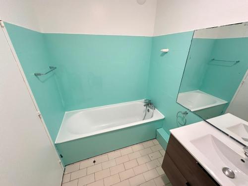 une salle de bain avec une baignoire et un lavabo dans l'établissement Appartement en résidence- Clichy, à Clichy