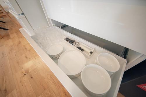 a bathroom with three toilets in a room at 【南房テラス】180度パノラマオーシャンビュー絶景を楽しむリゾート別荘の家 in Kanaya