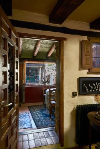 an open door to a dining room with a table at Finca Heredad La Boquilla in Enguera