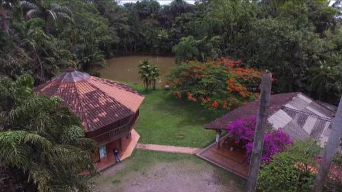 eine Luftansicht eines Hauses mit Garten in der Unterkunft Casa de Descanso El Diamante in Restrepo