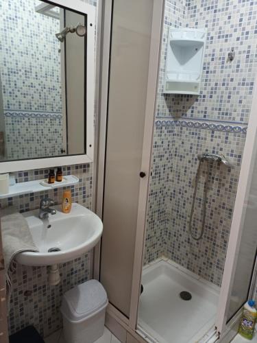 Ванна кімната в Grand T3 meublé et propre