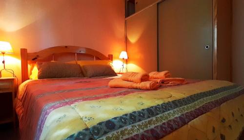 une chambre avec un grand lit avec deux lampes dans l'établissement Alas de Mirlos, à Potrerillos