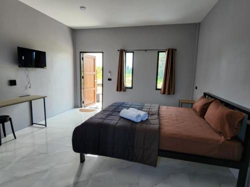 um quarto com uma cama grande e uma secretária em เช็คอินรีสอร์ท Check-in Resort em Chai Nat