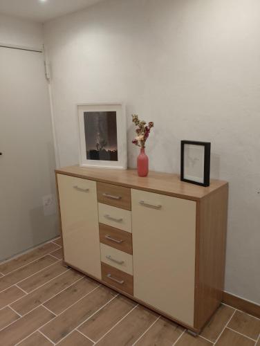 a dresser with a tv on top of it at Helles Doppelzimmer im Untergeschoss mit Bad im Grünen nahe Potsdam in Michendorf