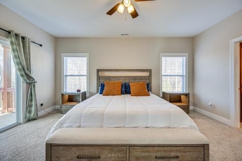 een slaapkamer met een groot bed en 2 ramen bij Roaring River Retreat with Home Gym and Fireplace! 