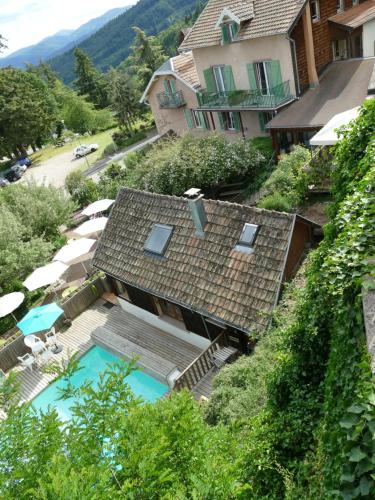 une vue aérienne d'une maison avec piscine dans l'établissement Villa Rosa Trois Epis, à Trois-Épis
