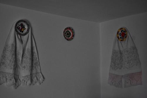 a white room with two plates on the wall at Casa Visovan in Sighetu Marmaţiei