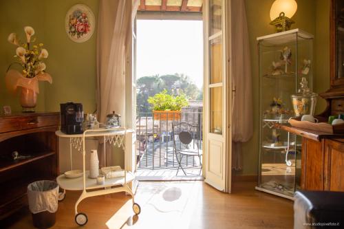 um quarto com uma porta que abre para um pátio com vista em Residenza d'Epoca Relais I Miracoli em Pisa