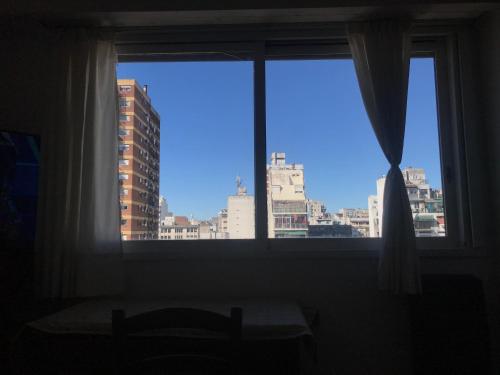 ventana con vistas al perfil urbano en Abasto, departamento completo y práctico en Buenos Aires