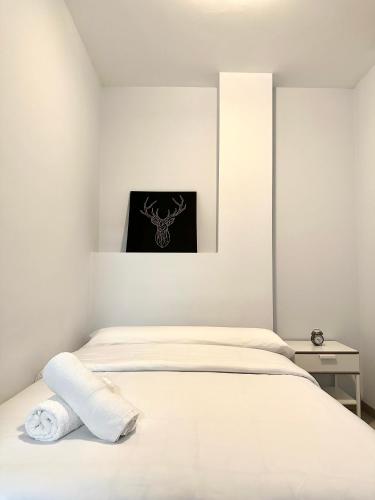 1 dormitorio blanco con 1 cama y TV en Lemos Sol, en Monforte de Lemos