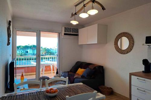 Elle comprend un petit salon avec vue sur un balcon. dans l'établissement Small nest overlooking the ponds, à Palavas-les-Flots