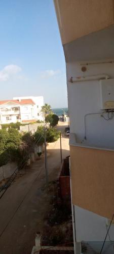 - un réfrigérateur blanc sur le côté du bâtiment dans l'établissement Sousse kantaoui tunisia, à Hammam Sousse