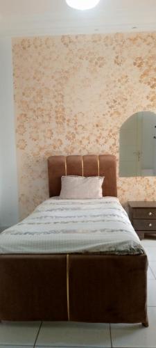 Ce lit se trouve dans une chambre dotée d'un mur en briques. dans l'établissement Sousse kantaoui tunisia, à Hammam Sousse