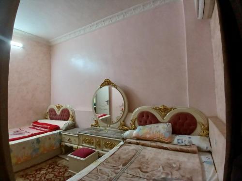 ein Ankleidezimmer mit einem Spiegel und einem Bett in der Unterkunft ٣١ شارع المشتل تقسيم الشيشيني كورنيش المعادي مستشفىالسلام الدولي والنيل بدراوي وجنين in Kairo
