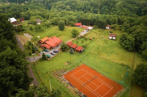 een luchtzicht op een huis met een tennisbaan bij DOLINA SUNCA (Ranch Corral) in Popovača