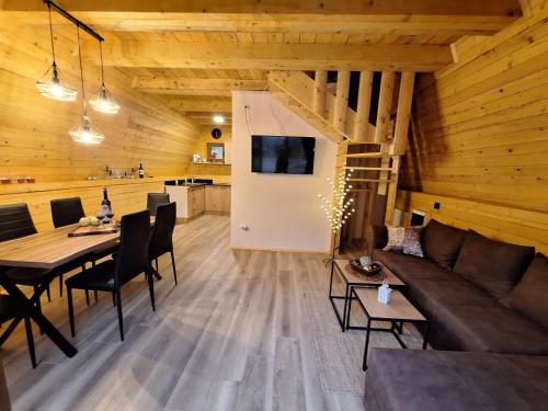 - un salon avec un canapé et une table dans l'établissement Brvnare Todorovic, à Crni Vrh