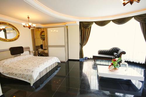 Un dormitorio con una cama y una mesa. en Villa - Luxus - Pool - Whirlpool - Alanya - Kestel, en Alanya