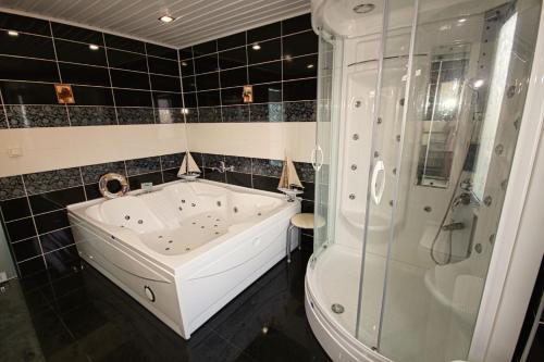 y baño con bañera grande y ducha. en Villa - Luxus - Pool - Whirlpool - Alanya - Kestel, en Alanya