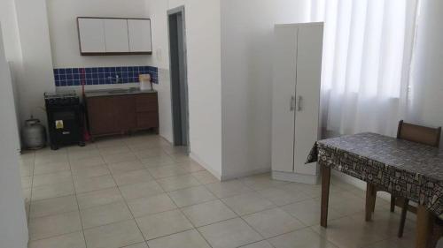 - une cuisine avec du carrelage et une table dans la chambre dans l'établissement Coração de Balneário Camboriú, à Balneário Camboriú