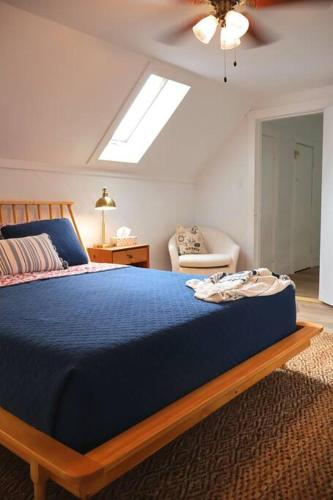 um quarto com uma grande cama azul e um tecto em The Summerhouse @ Saint Peters em Saint Peters