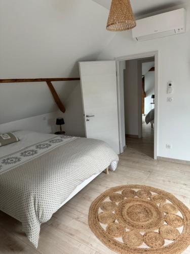 ein Schlafzimmer mit einem Bett und einem runden Teppich in der Unterkunft Duplex au cœur de l’Alsace in Muttersholtz
